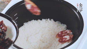 開蓋觀察飯，水微微收干，放入切好的金字香腸、醬肉、醬肉香腸。