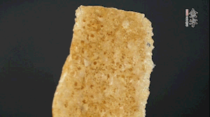 油炸豬皮冷水泡發(fā)，切成菱形。