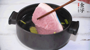 整塊豬肉，加蔥、姜片、料酒焯水。
