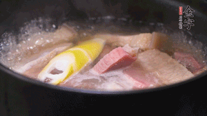 火肉、豬肉加料酒、清水大火煮開后，加入春筍小火慢燉40分鐘，出鍋前撒蔥花即可。