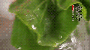 小青菜從根部掰開，分別洗凈。