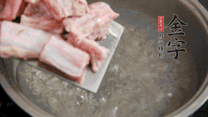 剁成塊狀的排骨洗凈，放入沸騰的鍋中，加姜片汆燙，2分鐘后撈出備用。