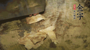 加適量溫水淹沒食材，大火燉至水沸后再小火慢燉1小時(shí)，出鍋前10分鐘加枸杞。（焯過水后的豬蹄不應(yīng)再用涼水，用溫水燉煮更容易軟爛。也可以用高壓鍋或者有煲湯功能的電飯煲，省時(shí)又便于入味。）