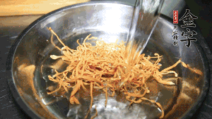 蟲草花用涼水浸泡10分鐘，干香菇溫水泡發(fā)至軟去蒂備用。蓮子、紅棗也可一同清洗干凈。