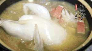 煮沸時加入蟲草花、香菇、紅棗，以料酒調(diào)味繼續(xù)小火燉煮1小時左右。