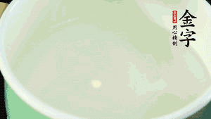 鍋中盛涼水，放入汆燙好的鴿子、火腿片、生姜片。