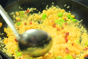 然后加入炒好的食材混合均勻，炒熟即可。出鍋前加少許黑胡椒、鹽和蔥花就可以啦?。?！