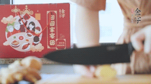 將處理好的老鴨放入冷水鍋中，丟入姜片，冷水煮沸去腥。