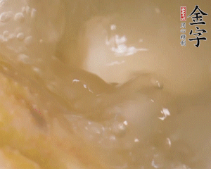 沸騰后撈出蔥結(jié)，小火燉45分鐘，加山藥再燉15分鐘。