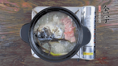 放豆腐、海鮮菇繼續(xù)中小火煮5分鐘。
