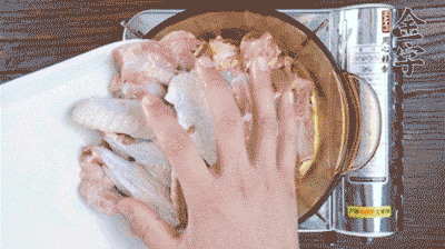 加料酒、蔥姜焯水2分鐘，清洗備用。