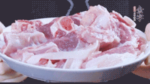 新鮮羊肉冷水入鍋，加姜片、清水焯水，除去血沫。