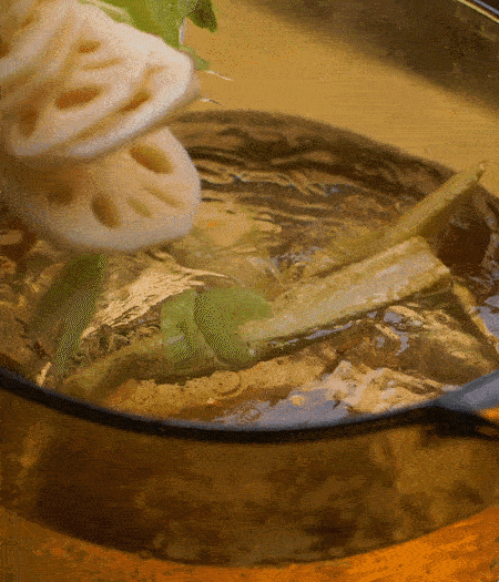 把玉米筍（對半切開）、西芹（切斜片）、蓮藕（切片），放入開水鍋內(nèi)，加點少許鹽、油，汆燙2分鐘。