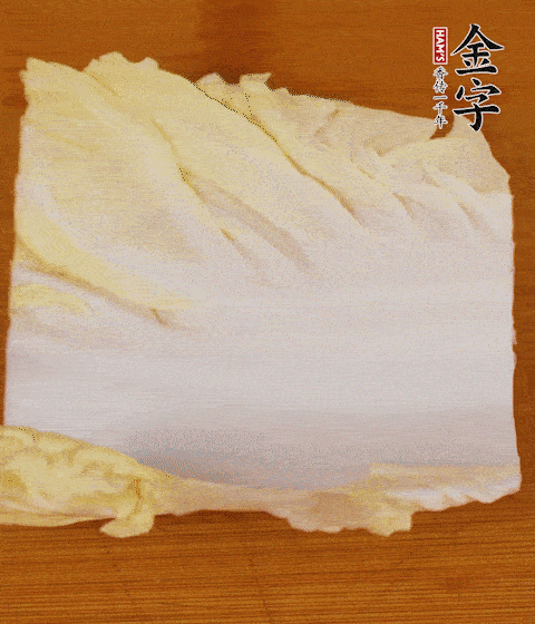 一片白菜一片淡火腿交替疊起，疊個兩三層放進(jìn)鍋內(nèi)，直到塞滿鍋。