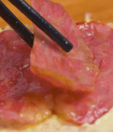 放上火腿、芝士片、生菜，再放一片土司。