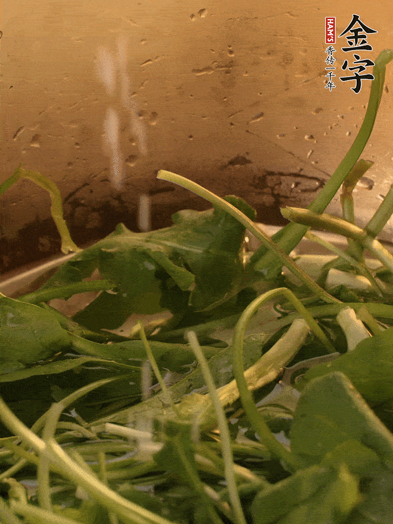 薺菜去掉根部，加小蘇打、鹽熱水沸騰燙軟。