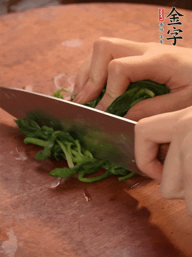晾涼拽干水份，切碎備用。