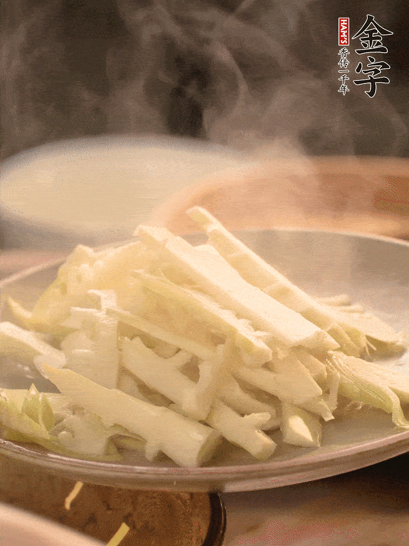 春筍切薄片，焯水去除澀味。