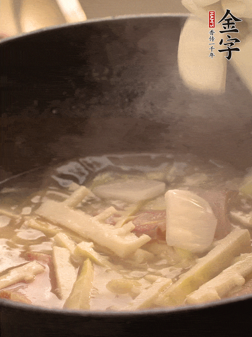 加一點(diǎn)開(kāi)水后，放年糕燜2分鐘至軟。