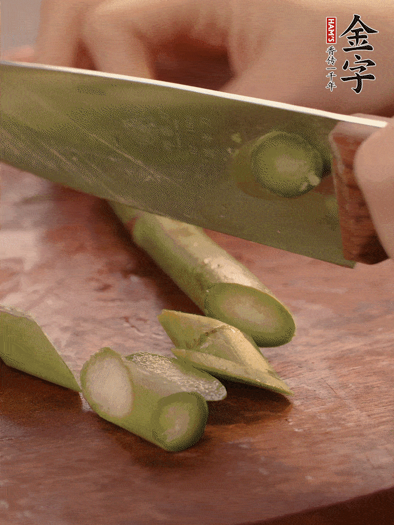 蘆筍去掉底部老的部分，斜切成段。白玉菇去掉根部，日本豆腐切成圓厚片。
