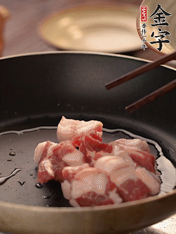 五花肉切條，煎到兩面金黃。
