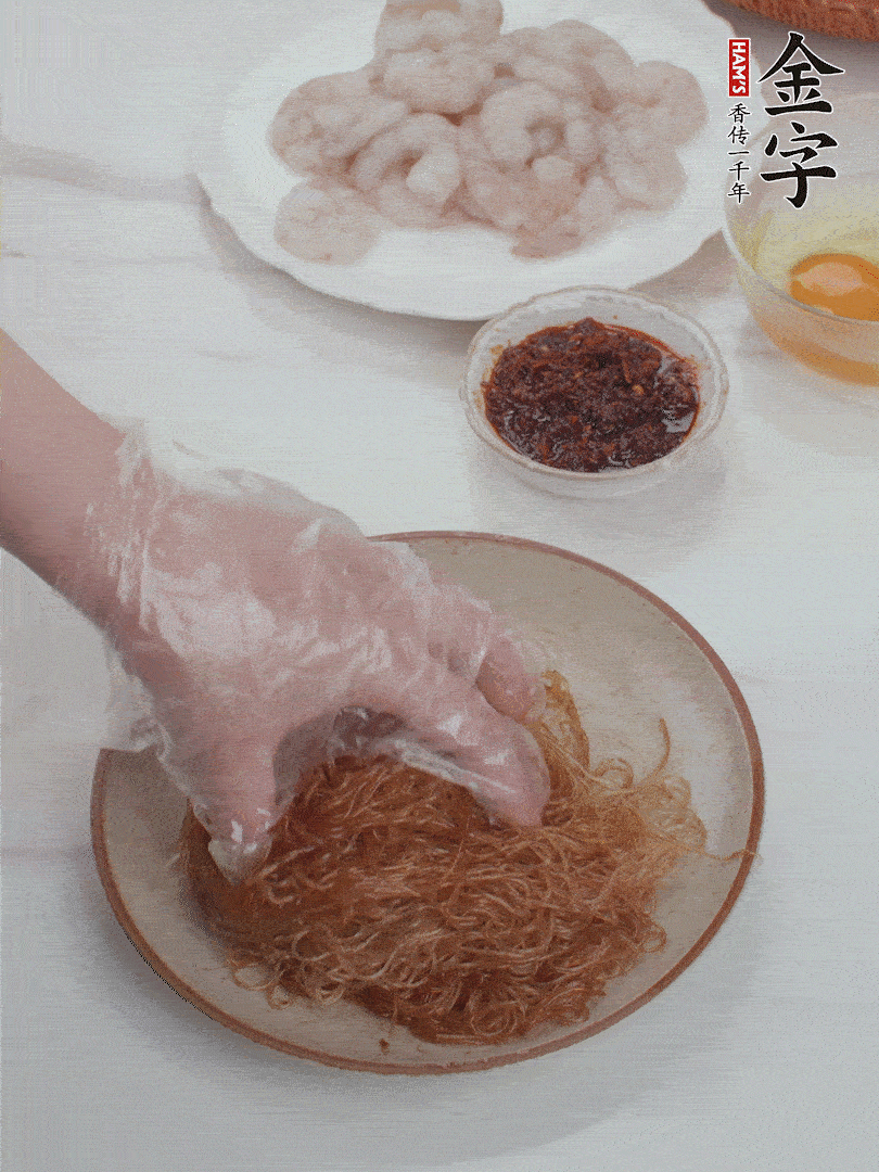 粉絲泡軟后，入沸水煮10秒，撈出后加1/2勺老抽、1/2勺食用油挑松。