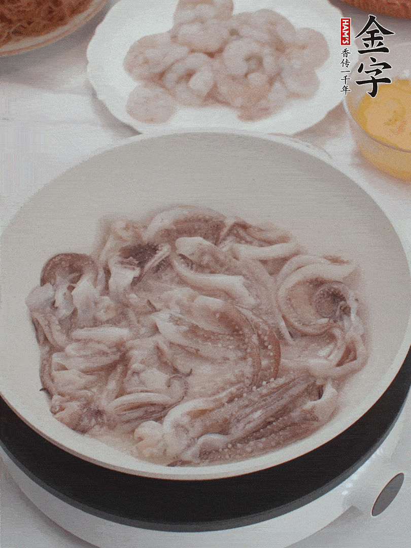 蝦仁、魷魚滑油，蛋液炒制半熟。