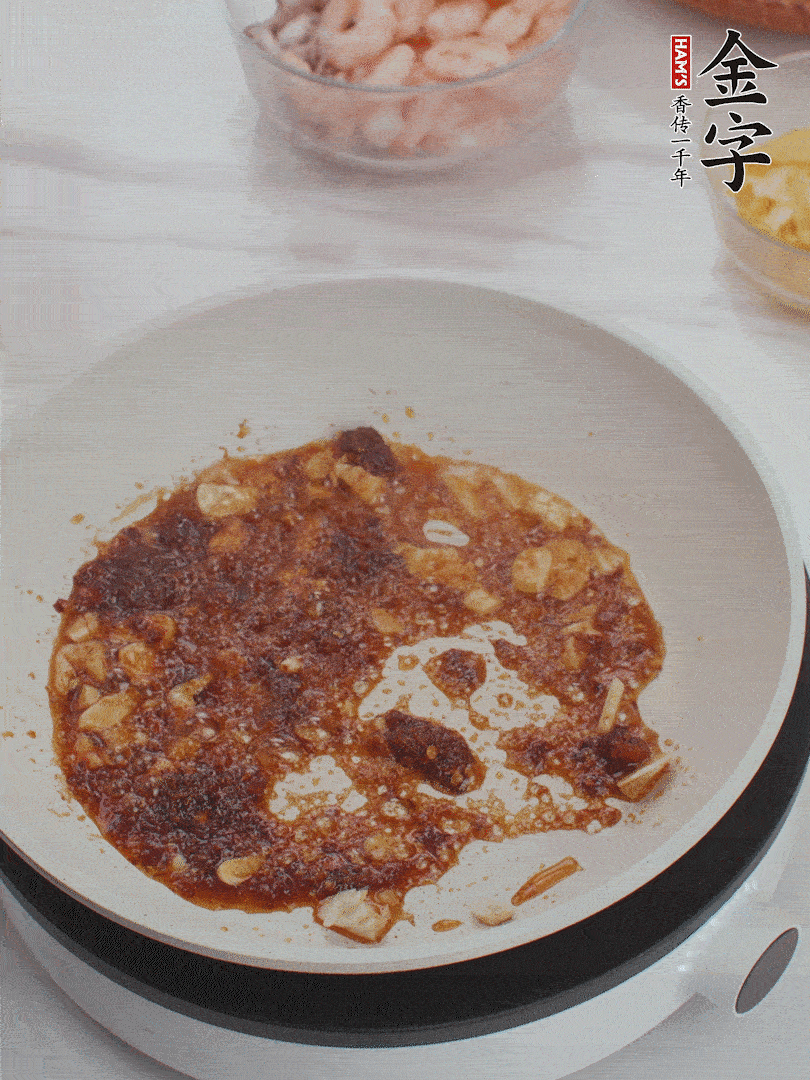 冷鍋熱油，1大勺金字火腿XO醬、蒜末炒香，倒粉絲一起炒。