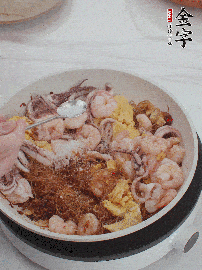 加雞蛋，蝦仁，魷魚混合。