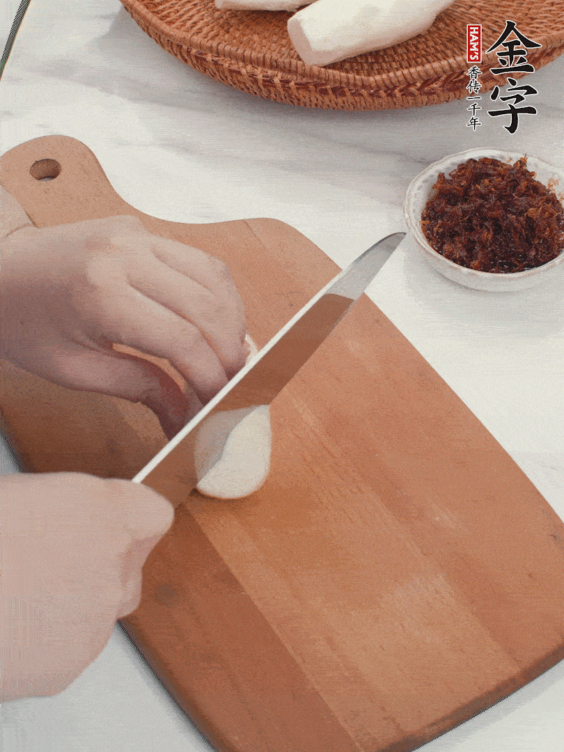 茭白剝殼，洗凈后切滾刀塊。