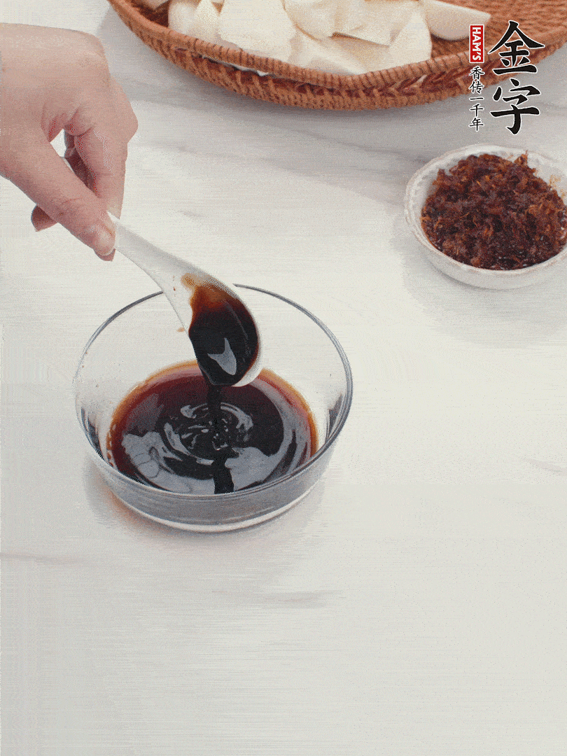 將生抽、老抽、黃酒和白砂糖在小碗里調(diào)成味汁。