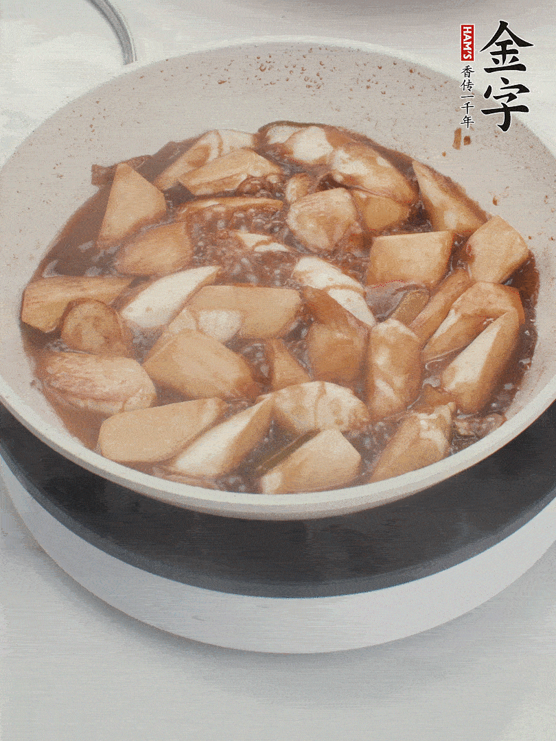 待茭白煸到微微發(fā)黃加入調(diào)好的味汁翻炒。加一小碗清水蓋蓋子燜3-4分鐘。