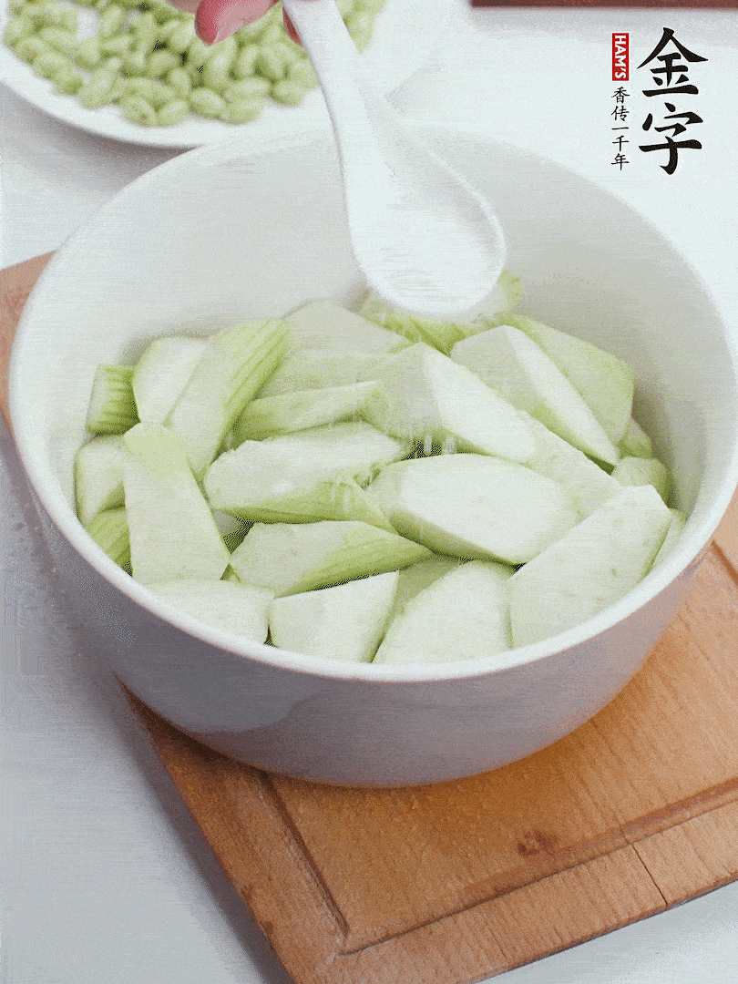 水中加1勺鹽浸泡，防止變黑。