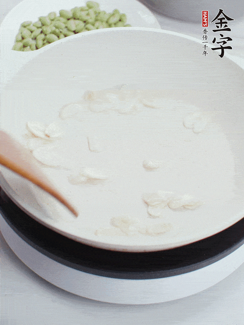 金字淡咸肉煮15分鐘，撈出切片。油5成熱時(shí)，蒜末、咸肉爆香。