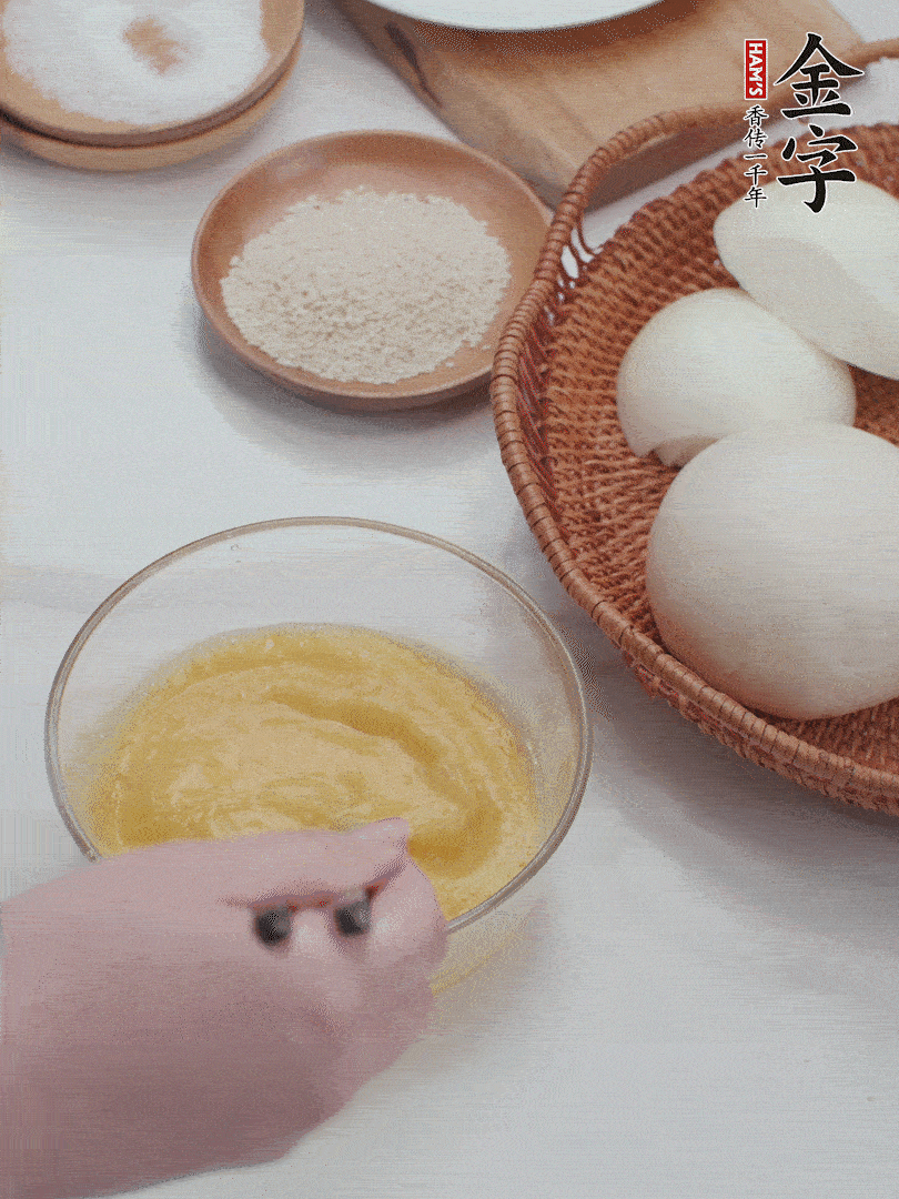2個(gè)雞蛋加入1小勺鹽、1/2小勺胡椒粉打散。