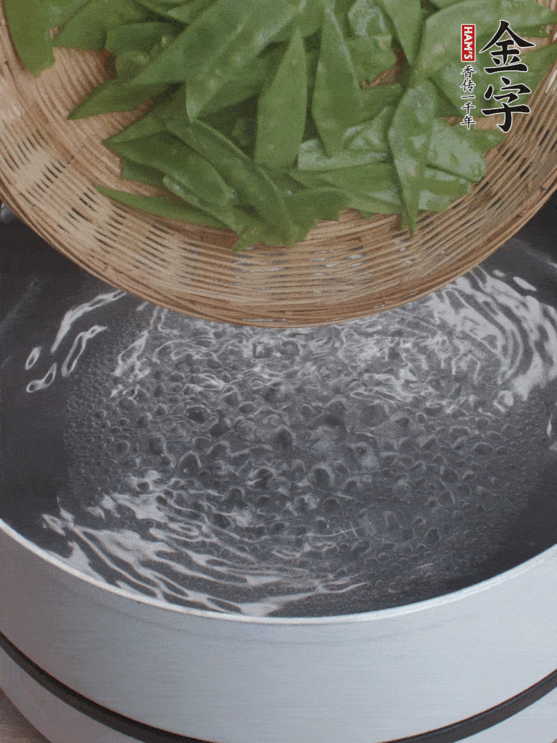 甜豆莢撕掉老筋，斜切兩半，焯水1分鐘。