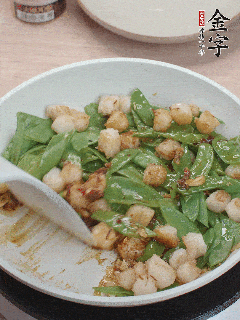 下甜豆莢、鮮貝輕輕翻炒均勻。