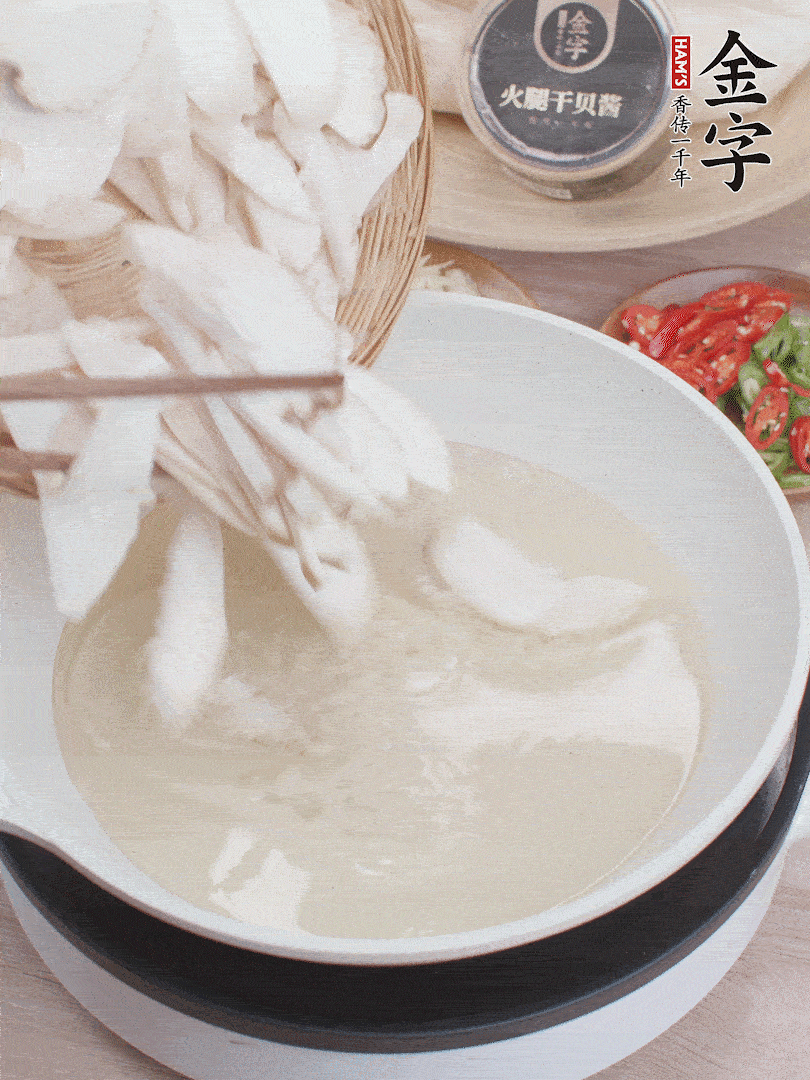 杏鮑菇切成片，油溫7層熱炸2分鐘。