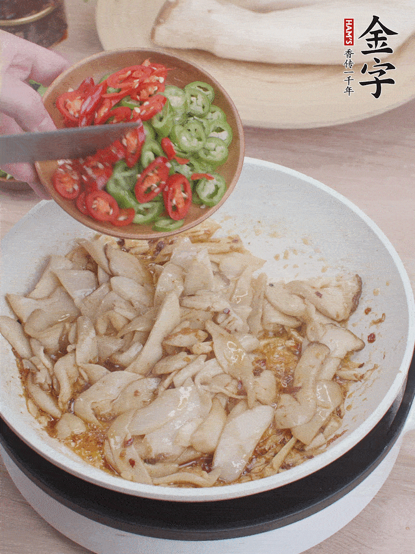 下杏鮑菇、青紅辣椒炒出香味。