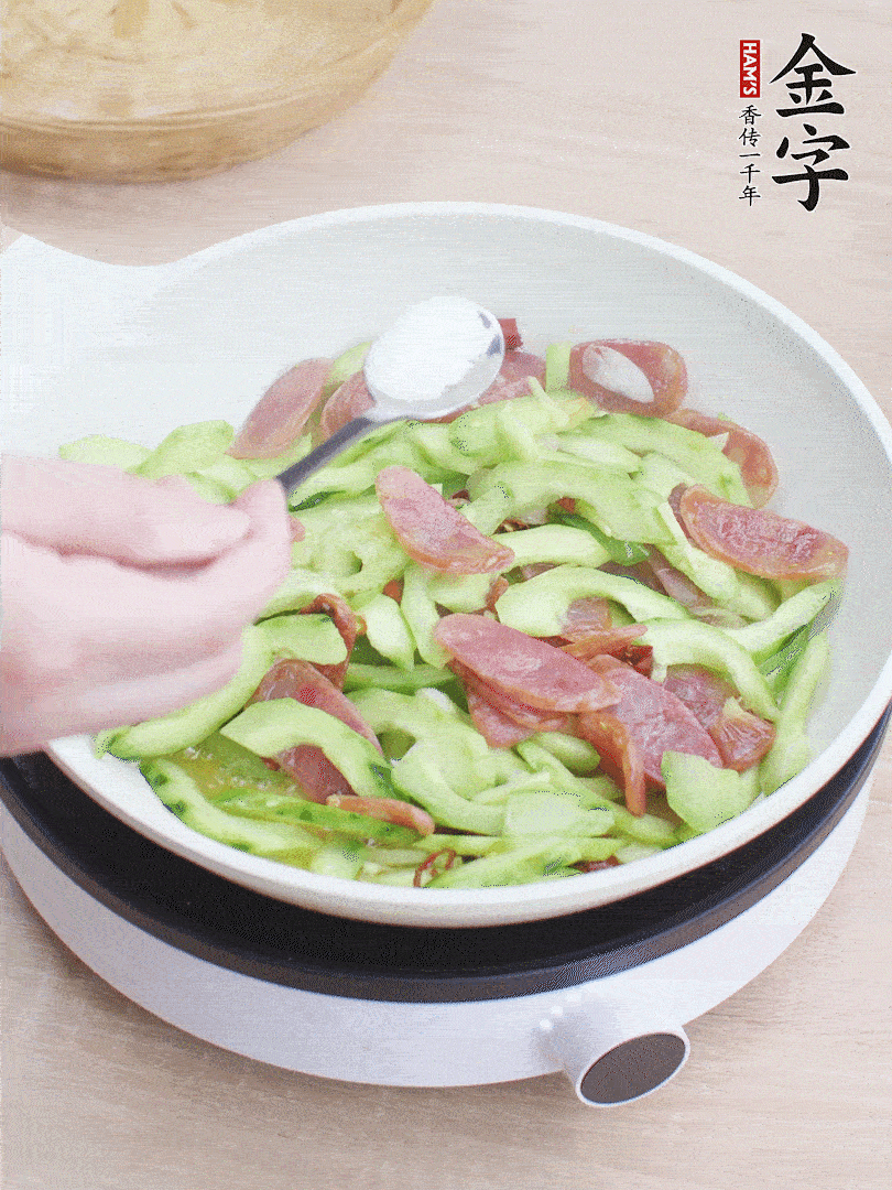 淋點(diǎn)開水，半勺白糖、1勺生抽調(diào)味。