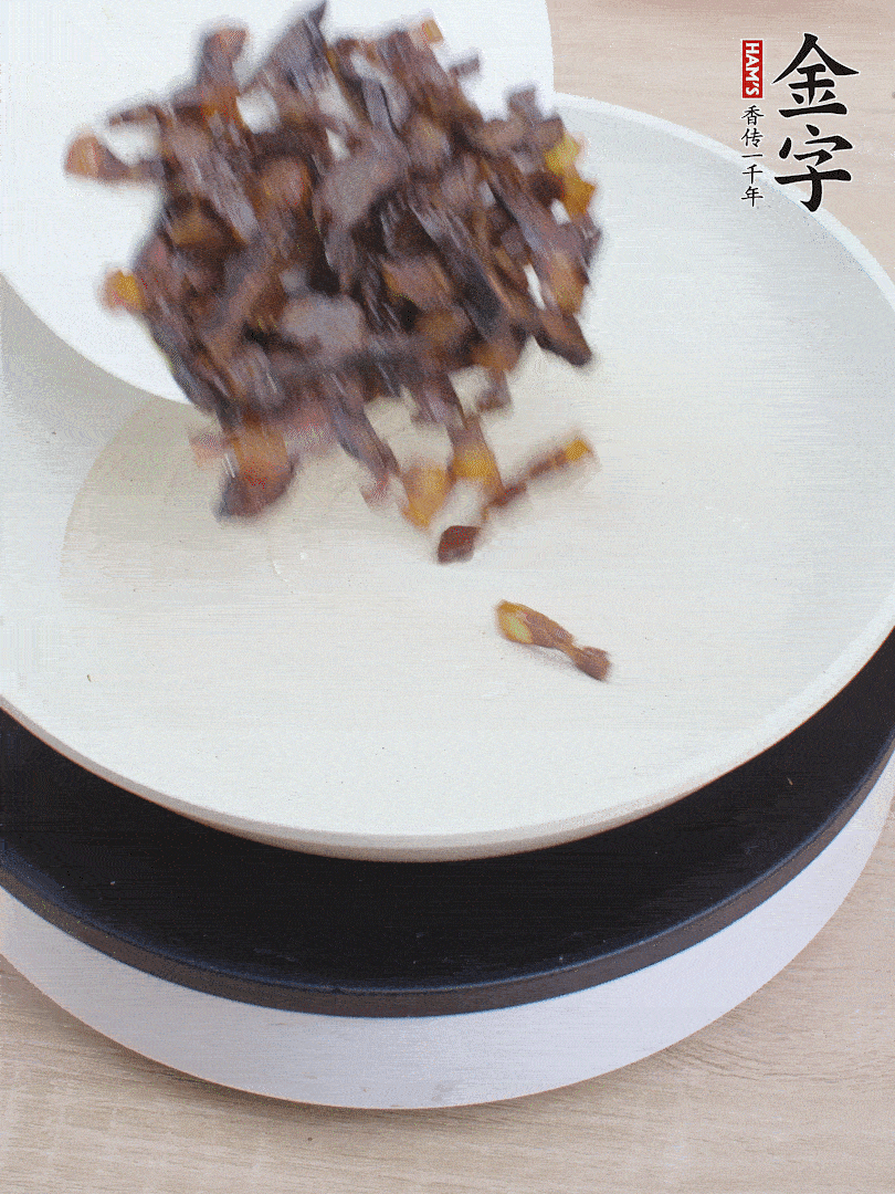 油熱倒醬油肉，編出香味。