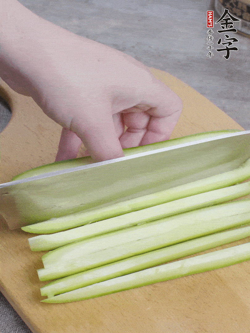 西葫蘆對(duì)半切，去瓤切條。