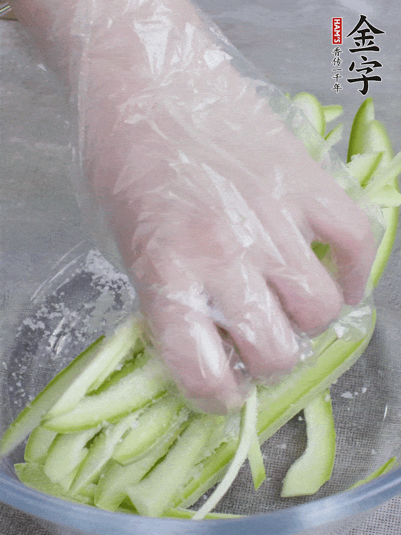 加鹽腌制15分鐘，清洗后擠干水份。