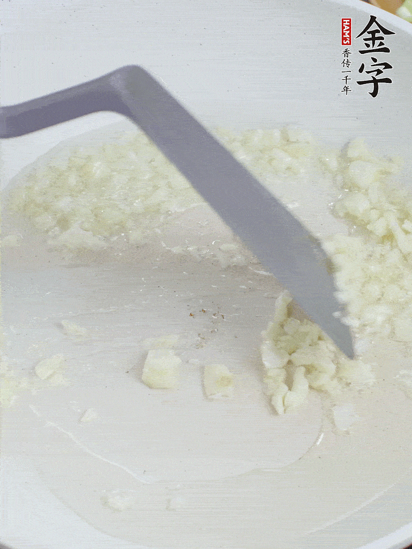 冷鍋熱油，下大蒜煎至兩面微黃。