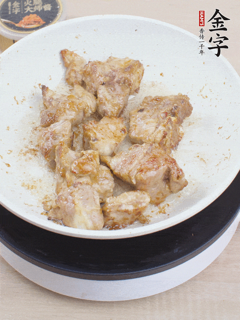 油4成熱，下小排煎炒至邊緣微微發(fā)焦。