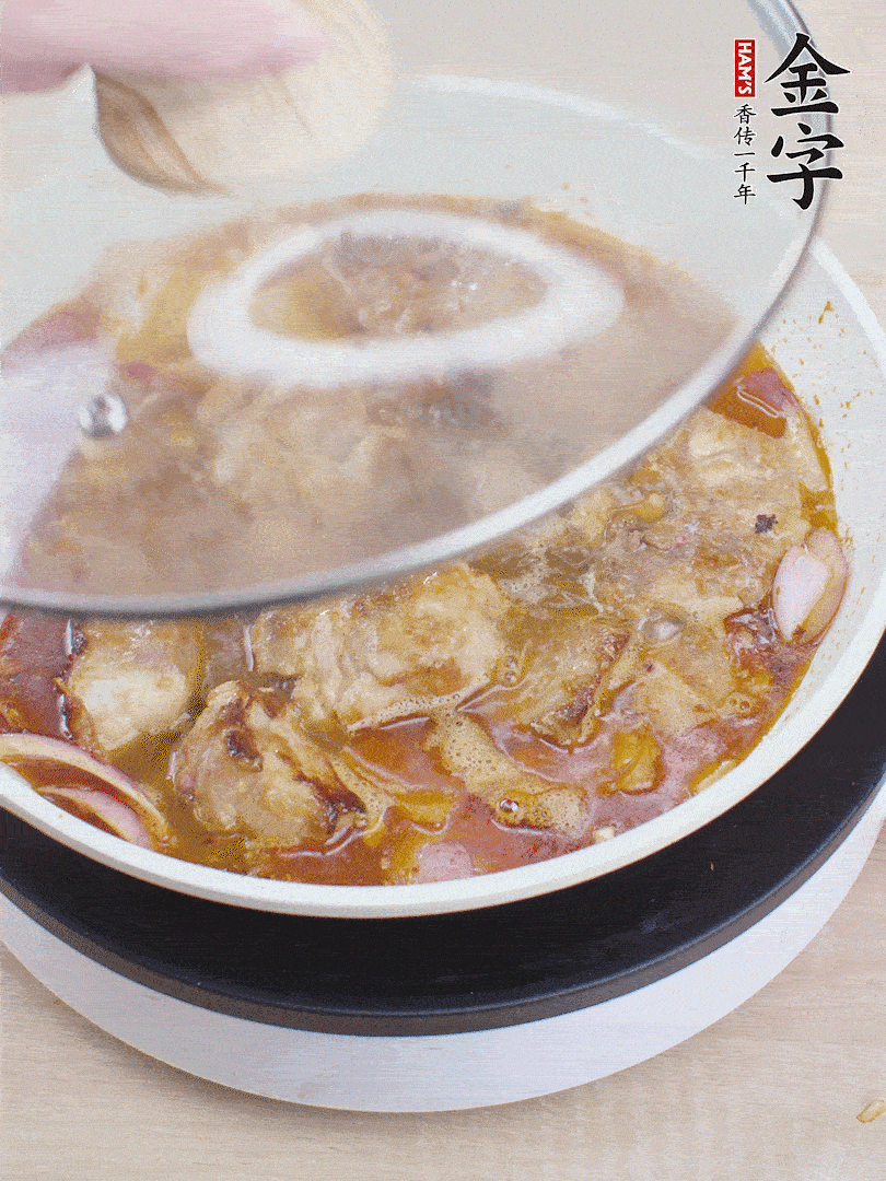 下小排翻炒，加1勺生抽、1點白砂糖和少許水燜2分鐘。