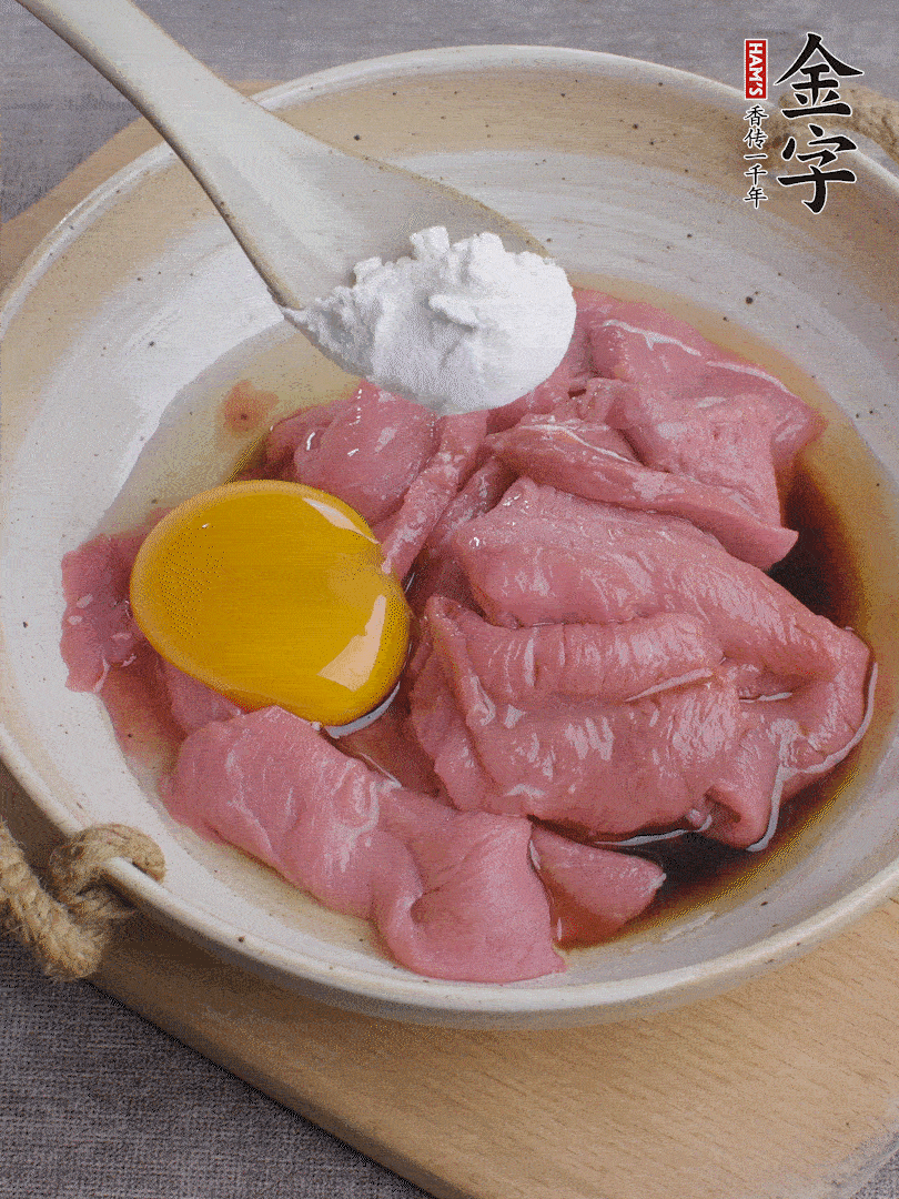 牛肉切片，雞蛋1個、水2勺、料酒1/2勺、生抽1/2勺、生粉1勺腌15分鐘。
