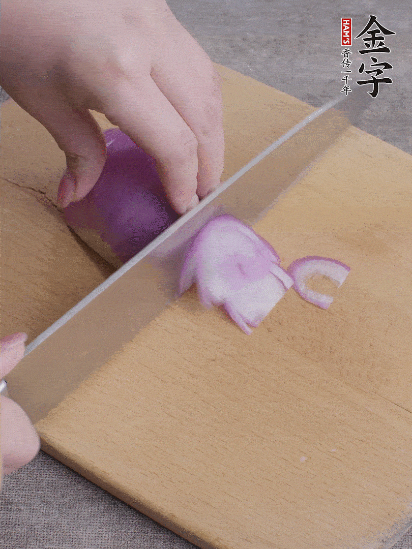 洋蔥切絲、蔥切段。