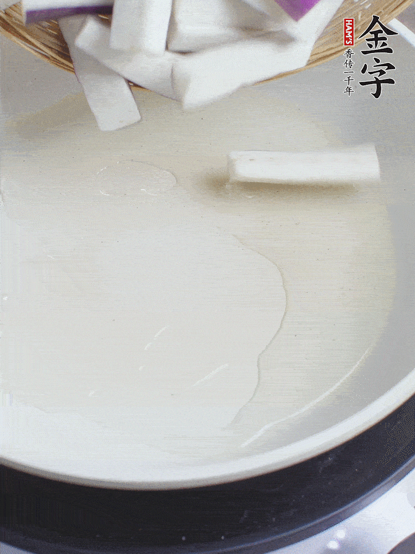 杭茄洗凈去蒂，縱向剖成4份，切成長(zhǎng)10cm左右的段。白洋蔥切絲?？谀⑾磧羧サ舯＜t椒切菱形片。