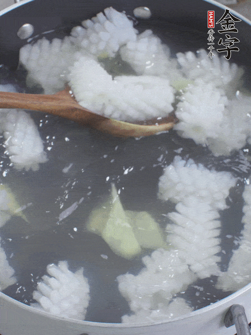 魷魚解凍后，加姜片、料酒汆燙30秒。
